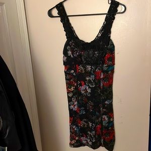 🌞 Free People Body-con Dress, Floral w/black embroidering, form fitting Size:XS